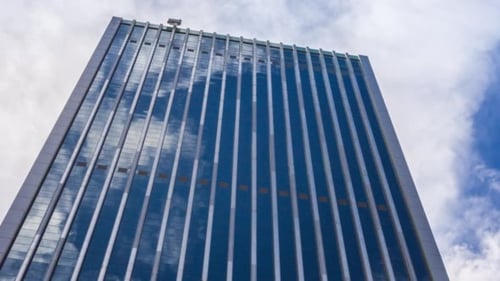 Unternehmensgebäude, blauer Himmel und Wolken