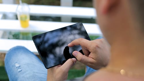 Mann nutzt digitales Tablet