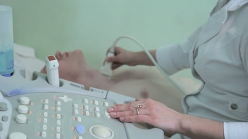 Doctor Haciendo Ultrasonografía Tiroides Hombres