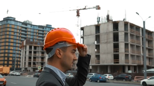 Ingenieur setzt Helm auf