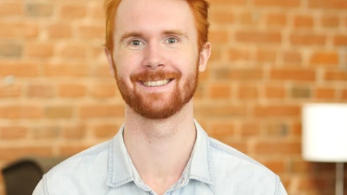 Portrait d'homme souriant, barbe
