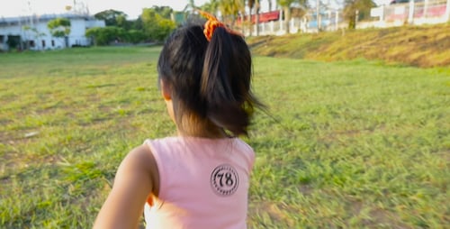 Menina asiática correndo