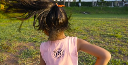 Criança asiática correndo