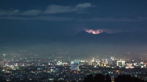 Vue Aérienne De La Ville De Nuit Et À L'horizon La Foudre Dans Les Montag