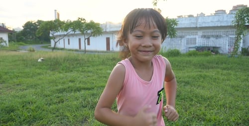 Menina asiática correndo