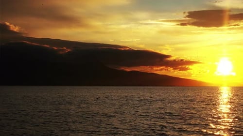 Gelber Sonnenuntergang über dem Meer