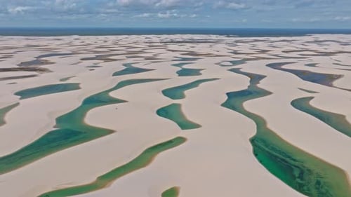 Drone survolant une partie des lagons bleus, paradis dans le nord-est du Brésil