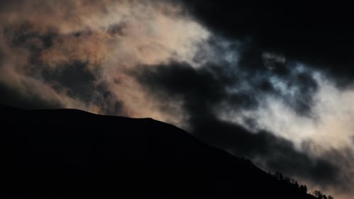 Silhouettes de nuages fermer le soleil et le ciel lumineux