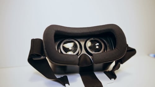 Kamera bewegt sich langsam um Gläser der virtuellen Realität, Vr, Blick von verschiedenen Seiten auf dem Weiß