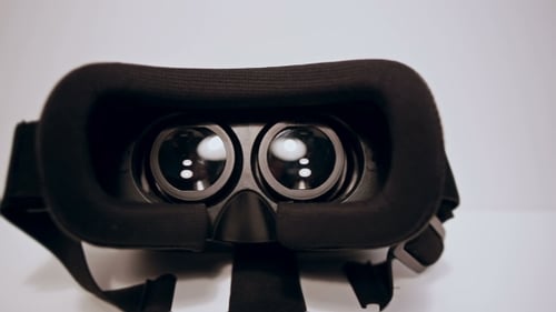 La caméra se déplace lentement autour des lunettes de réalité virtuelle, vr, vue de différents côtés sur le blanc