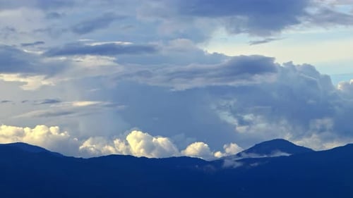 Zeitrafferwolken wirbeln in der Ferne über den verschneiten Gipfel der Blue Mountains