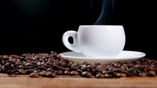 Tasse mit heißem Getränk auf gebratenem