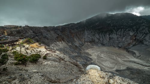 Tangkuban Parahu es un volcán activo