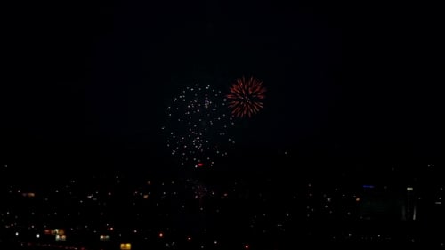 Am Abend blinkt ein Feuerwerk