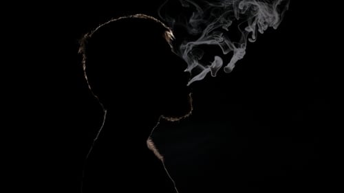 Cigarette lectronique L'homme a laiss des anneaux de fume de sa bouche. Noir. La silhouette Cigarette lectronique L'homme a laiss des anneaux de fume de sa bouche. Noir. La silhouette