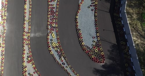 Kart-Rennen rund um die Strecke. Overhead-Schuss