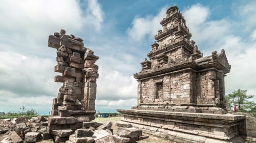 Ancienne ruine du temple hindou Gedong Songo dans le centre de Java, en Indonésie. - Java, Indonésie, juin 2016.