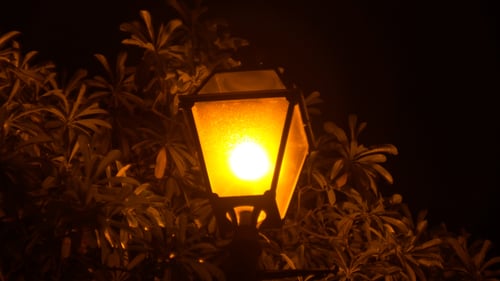 Lampe bei Nacht