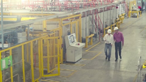 Ingenieure gehen durch die Fabrik