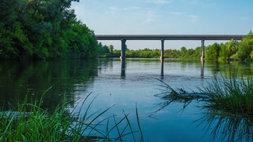 Brücke über den Fluss Im Sommer Bewegung der Quellwassermaschinen auf der Brücke