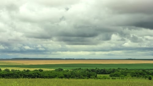 Bewegung der Wolken über den Feldern