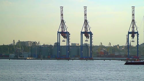 Zeitlupe. Blick auf den Hafen mit schwebendem Schiff