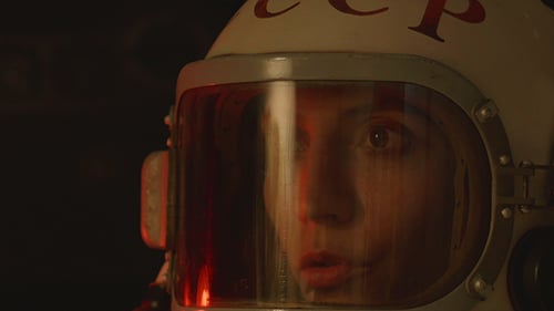 Astronauta asustado en la oscuridad