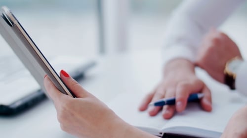 Junge Frau und Mann arbeiten zusammen, kooperieren.