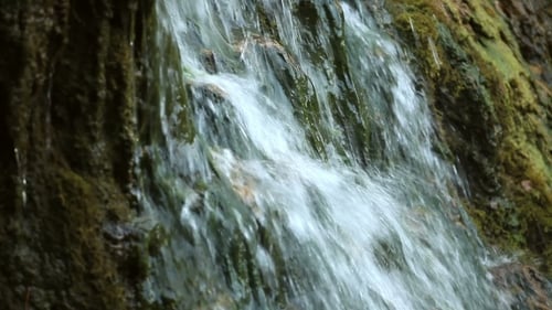 Wasserfall im Herbstwald