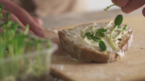 Hacer sándwiches es una nutrición adecuada. Una rebanada de pan integral con riccotta sobre una tabla de pan de bambú