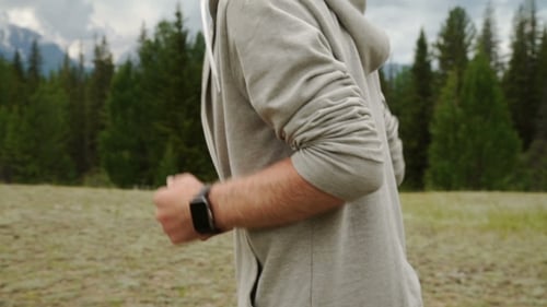 Sportlicher Laufmann im Langlauf-Loip-Lauf.