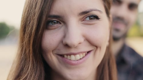 Visage d'une fille souriante à côté d'un homme