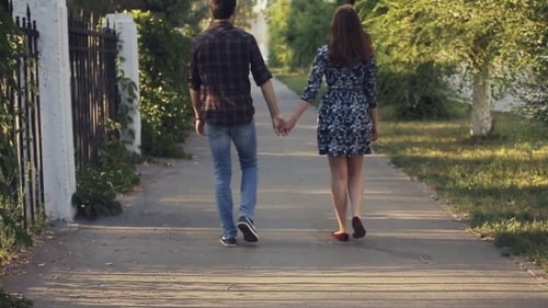 Casal Andando Na Rua De Mãos Dadas