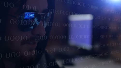 Hacker utilisant un ordinateur portable. Beaucoup de chiffres sur l'écran de l'ordinateur.
