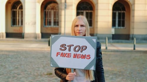 Une jeune femme proteste contre les fausses nouvelles