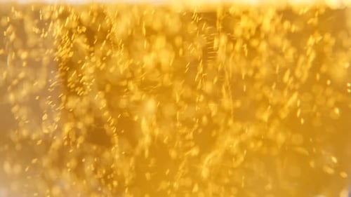 Glas voller Bier, langsame Bewegung, 4K 3840X2160 UltraHD-Aufnahmen - Blasen und Schaum bewegen sich schnell im Glas
