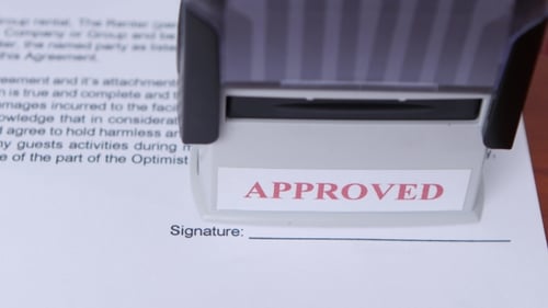 Une fille approuve un document pour la collaboration et appose un cachet.