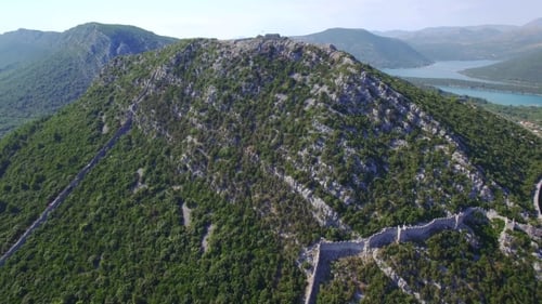 Vue aérienne de la ville productrice de sel de Ston