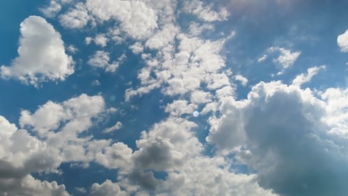 Nuages se déplaçant dans le ciel bleu