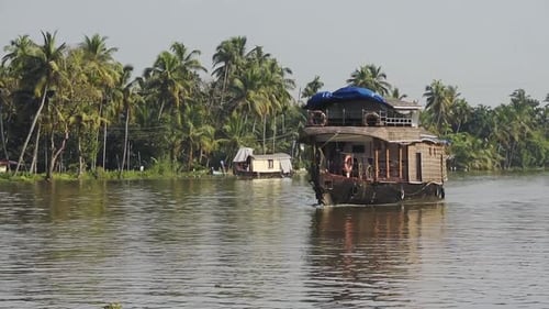 Casas flotando en un río rodeado de palmeras, Kerala Backwaters, India