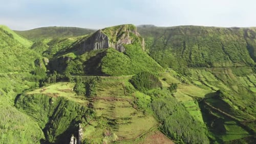 Cenário de tirar o fôlego com estrada sinuosa ao longo de uma paisagem majestosa