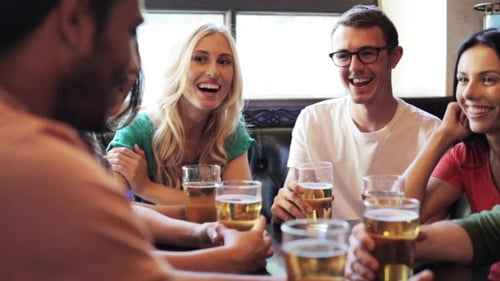 Glückliche Freunde trinken Bier in Bar oder Pub 6