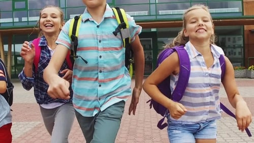 Grupo de estudiantes felices de la escuela primaria corriendo 24