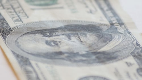 Dollar-Banknote, die sich auf weißem Hintergrund dreht