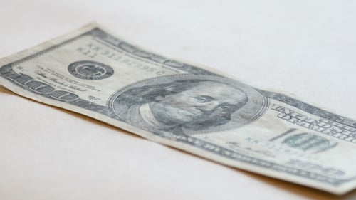 Dollar-Banknote, die sich auf weißem Hintergrund dreht