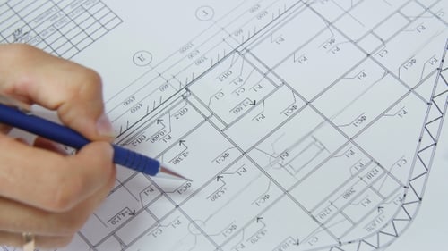 Architektenhand mit Bleistift, die Blau