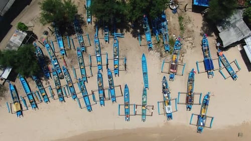 Jukung indonesio, canoas de madera en el pueblo pesquero de la playa de Gesing, vista aérea