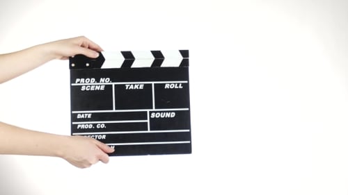 Person benutzt Klöppelbrett für die Filmproduktion, auf Weiß