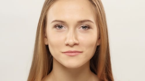 Mujer Con Corchetes En Los Dientes Mira Y Se Ríe. ¿Blanco?