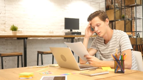 Lire des articles au travail, des documents